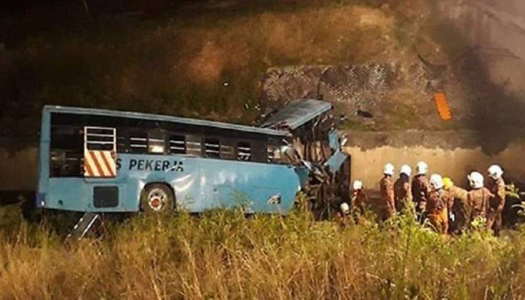 20190408052829_bus-plunges-into-drain-in-malaysia