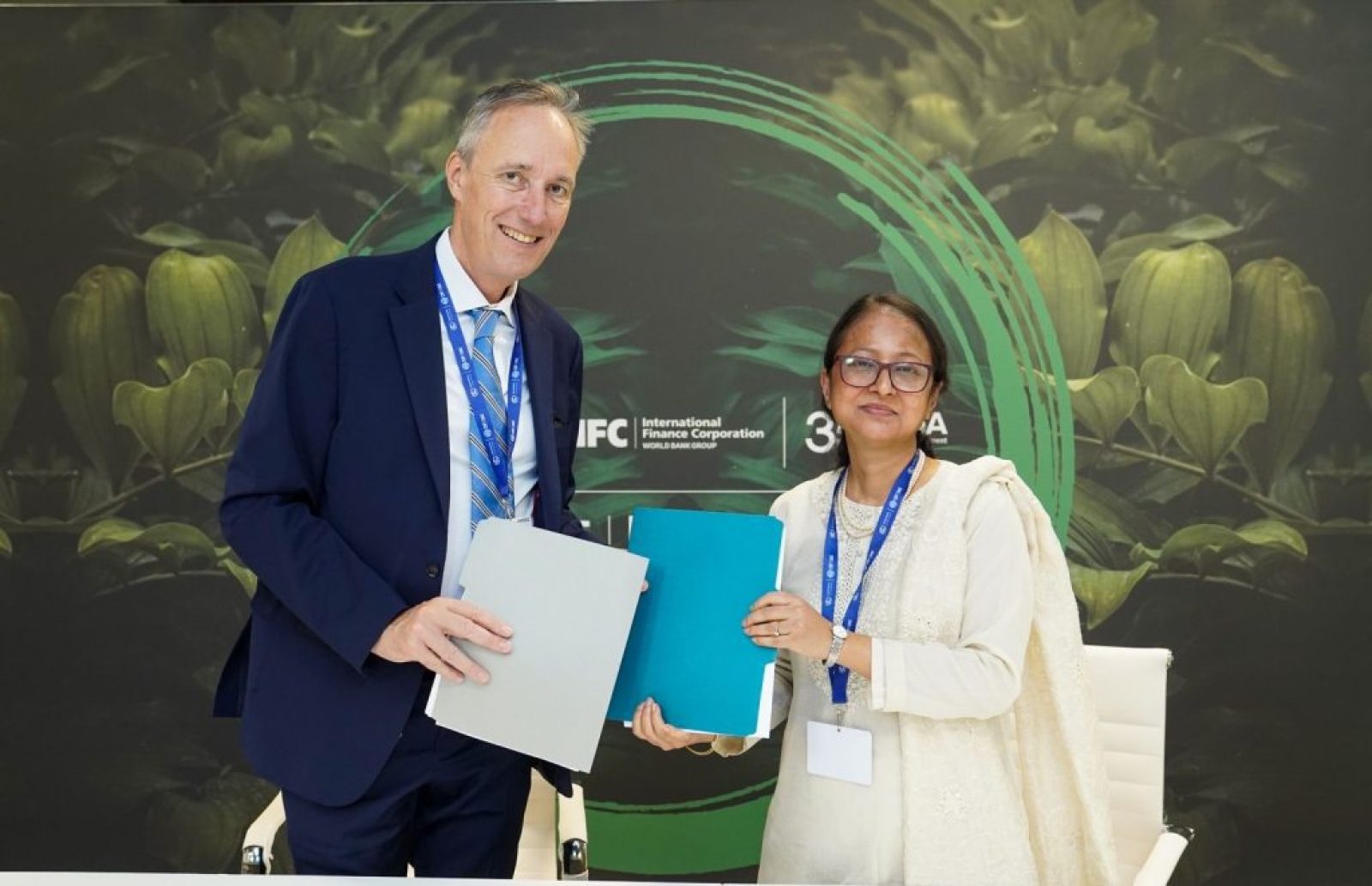 World Bank's Martin Raiser and ADB's Fatima Yasmin at the MOU signing ceremony