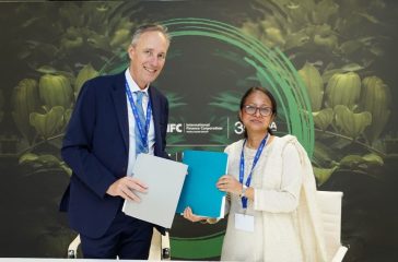 World Bank's Martin Raiser and ADB's Fatima Yasmin at the MOU signing ceremony